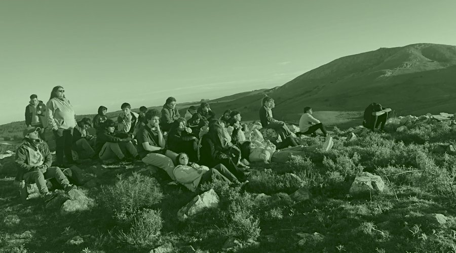 Grupo de animadores contemplando la puesta de sol en el 'Campanero chico' durante un campamento de Animadores.