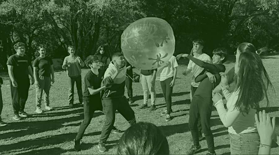 Ronda de juegos con una pelota muy grande durante un campamento de Animadores en el Campanero.