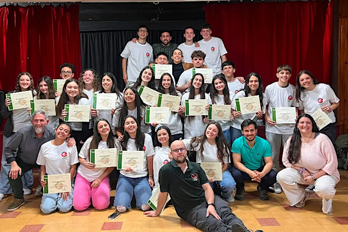 Los nuevos Animadores con los diplomas que los acreditan como tales junto a los responsables del taller.