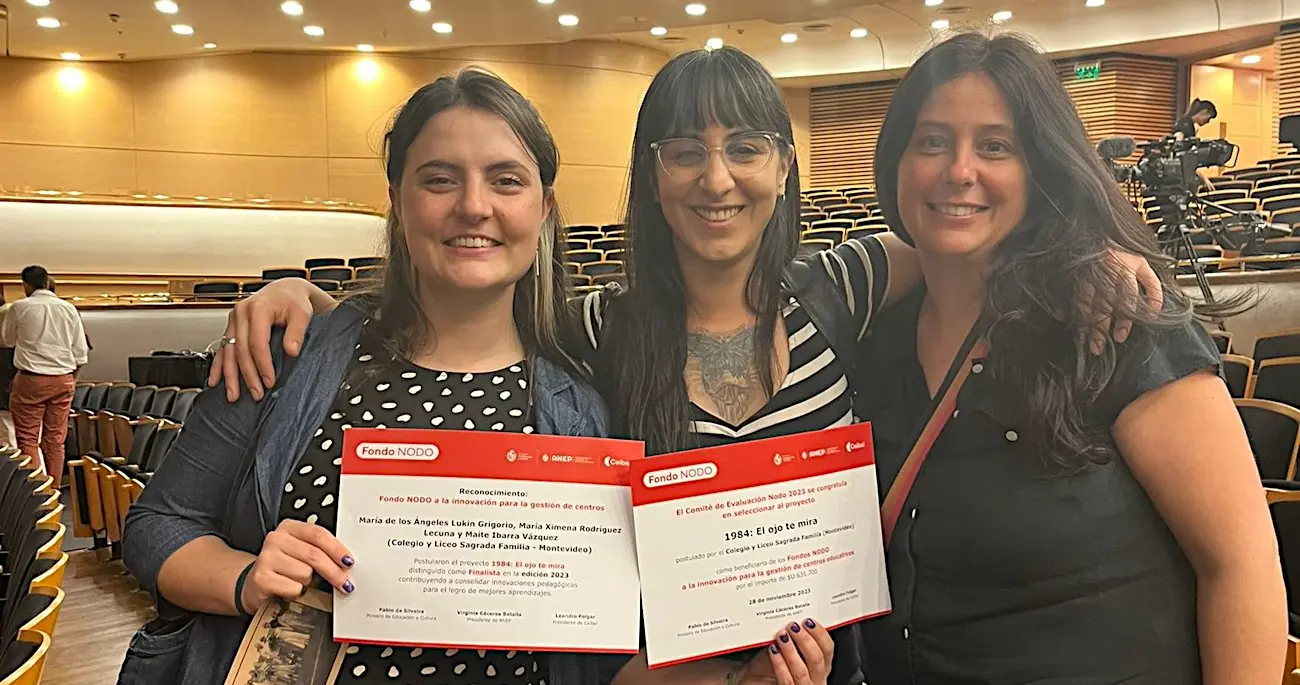 Las docentes Maite Ibarra, Ximena Rodríguez y Soledad Álvez con los diplomas que acreditan el reconocimiento recibido.