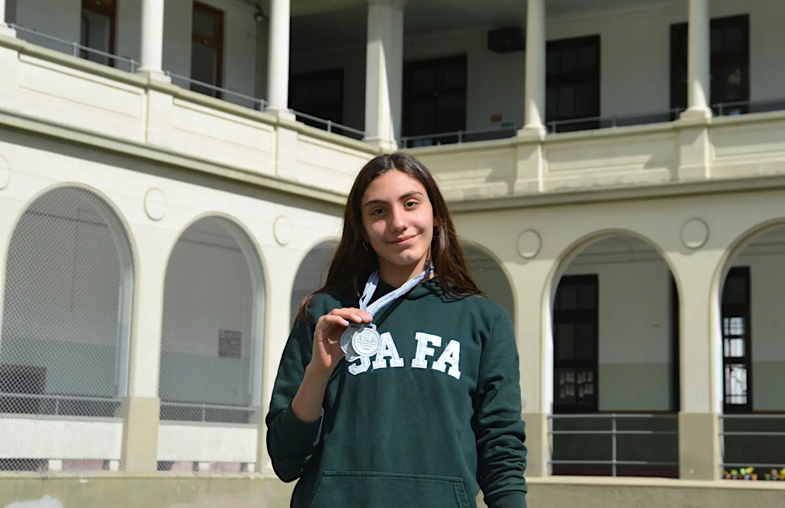 María Pía muestra sus dos medallas de plata.