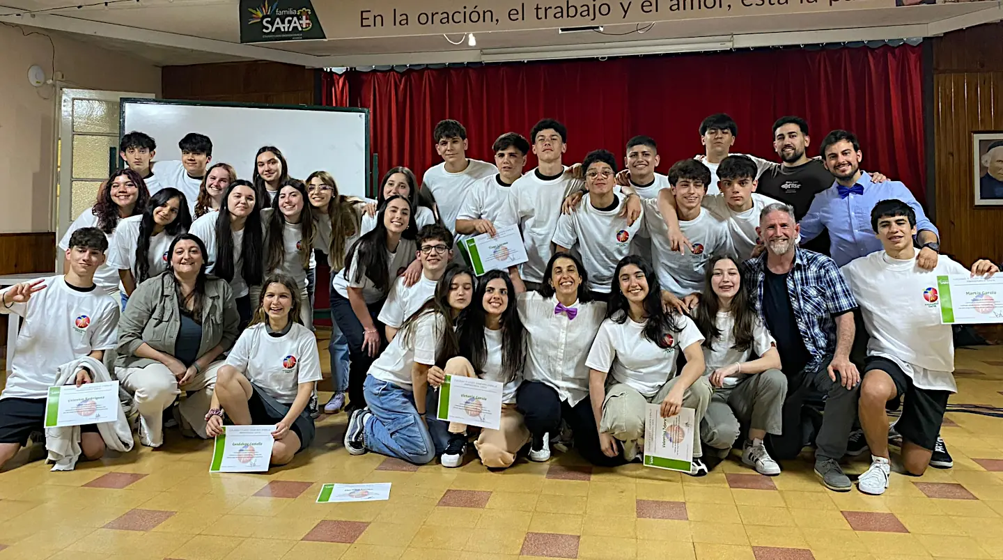 La generación de Animadores de 4º de Secundaria posa para la foto, junto a sus Coordinadores,
                                                mostrando los diplomas que los acreditan.